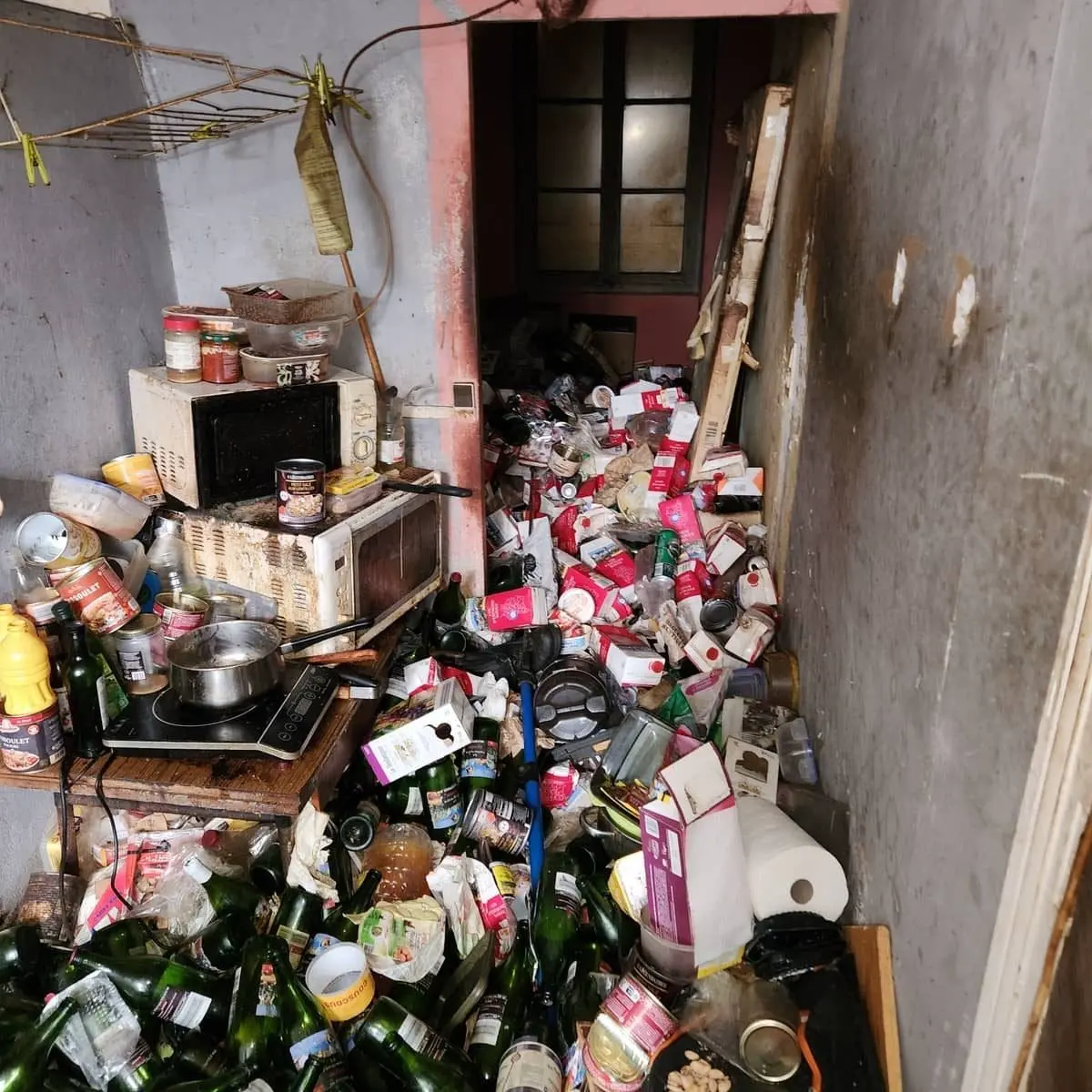 Cuisine insalubre avant débarras Diogène