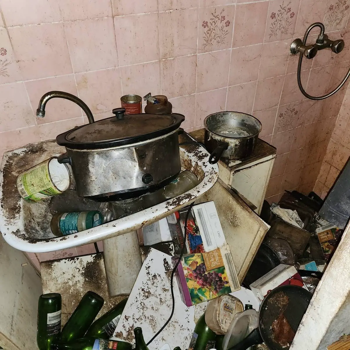 Salle de bain insalubre avant nettoyage Diogène